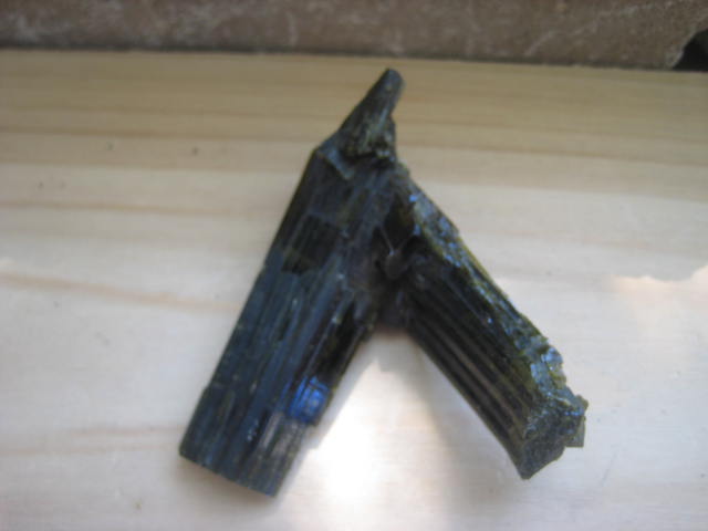 Epidote  Japanese Law  is an attraction stone 3905